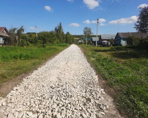 В Юматове завершили щебенение дороги по самообложению