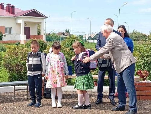 Будущим первоклассникам Верхнеуслонского района вручили портфели в рамках акции