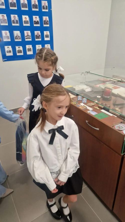 Полицейские Верхнеуслонского района вручили первоклассникам рюкзаки и канцтовары