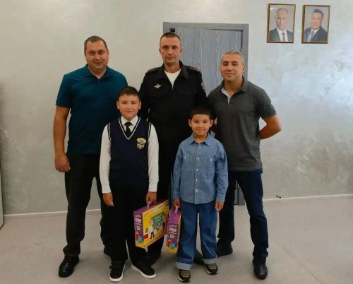 Полицейские Верхнеуслонского района вручили первоклассникам рюкзаки и канцтовары
