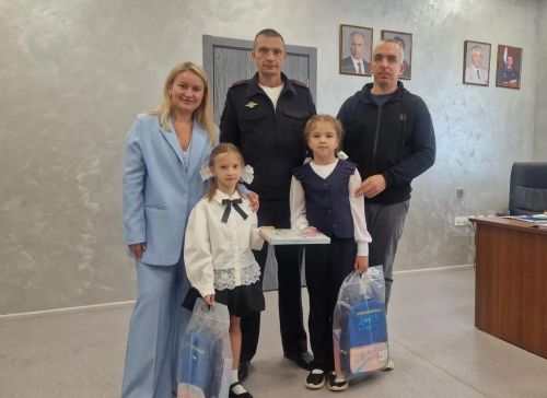 Полицейские Верхнеуслонского района вручили первоклассникам рюкзаки и канцтовары