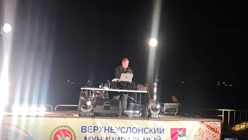 На берегу Волги в Верхнем Услоне прошёл праздник ко Дню Республики с салютом