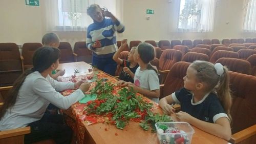 Дети из Макулова сделали рябиновые бусы в честь Дня красоты