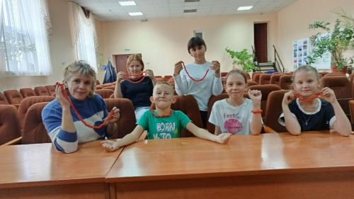 Дети из Макулова сделали рябиновые бусы в честь Дня красоты