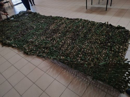 Волонтёры «Вместе мы сила» сплели две маскировочные сети для бойцов
