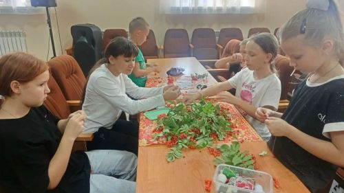 Дети из Макулова сделали рябиновые бусы в честь Дня красоты