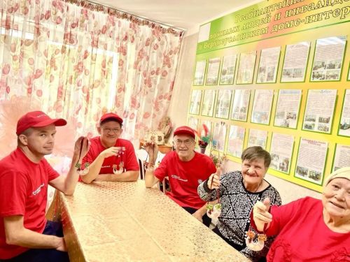В доме-интернате сделали подковы-обереги для благотворителей