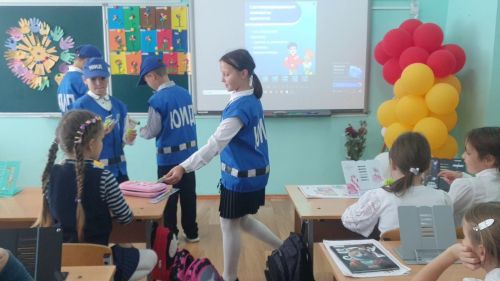 Отряд ЮИД провёл урок о светоотражателях для первоклассников