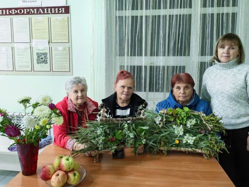 Пожилые сельчане сделали ароматные коврики из луговых трав