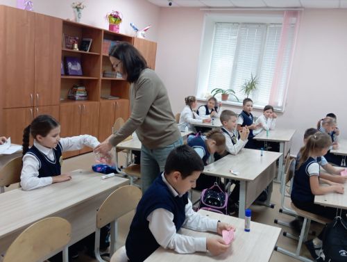 Детская библиотека провела урок «Спасём Колобка и Чиполлино»