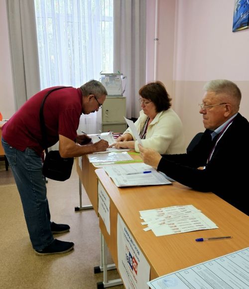 Жители Верхнего Услона приходят на выборы целыми семьями