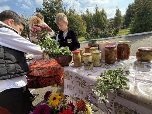 Гимназисты Верхнего Услона собрали более 50 тысяч рублей на ярмарке