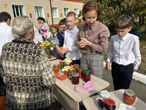 Гимназисты Верхнего Услона собрали более 50 тысяч рублей на ярмарке