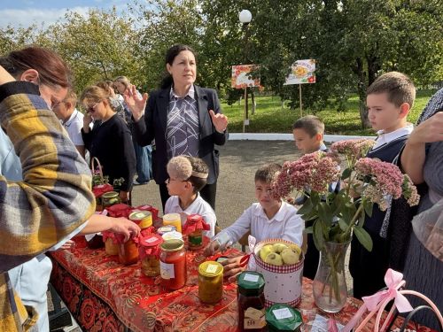 Гимназисты Верхнего Услона собрали более 50 тысяч рублей на ярмарке