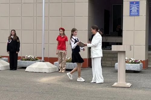 Первый звонок в гимназии: выпускница вернулась в качестве почетного гостя
