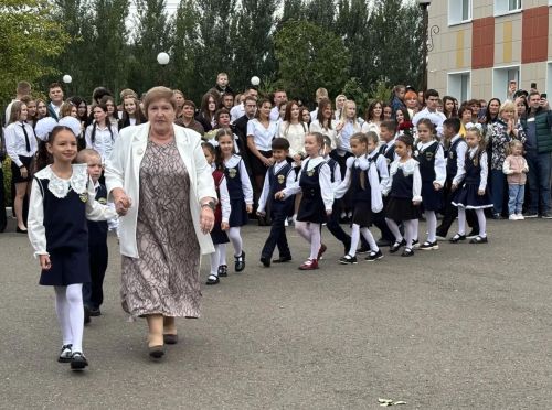 Первый звонок в гимназии: выпускница вернулась в качестве почетного гостя