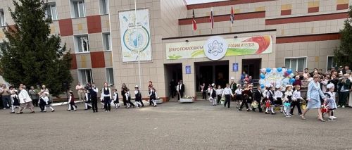 Первый звонок в гимназии: выпускница вернулась в качестве почетного гостя
