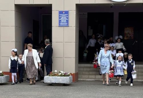 Первый звонок в гимназии: выпускница вернулась в качестве почетного гостя