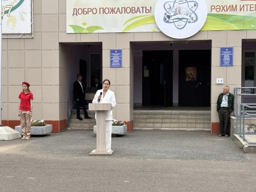 Первый звонок в гимназии: выпускница вернулась в качестве почетного гостя