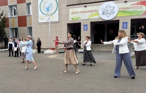 Первый звонок в гимназии: выпускница вернулась в качестве почетного гостя
