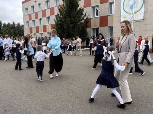 Первый звонок в гимназии: выпускница вернулась в качестве почетного гостя