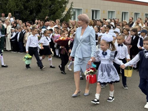Первый звонок в гимназии: выпускница вернулась в качестве почетного гостя
