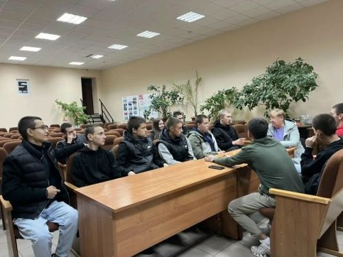 С молодёжью Макулово поговорили о мире и цифровой безопасности
