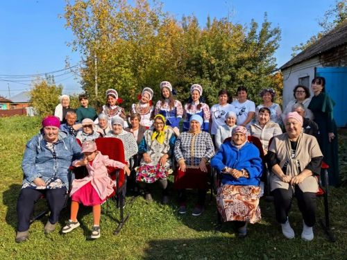 Творческие коллективы района поздравили пожилых людей в Янга-Юле