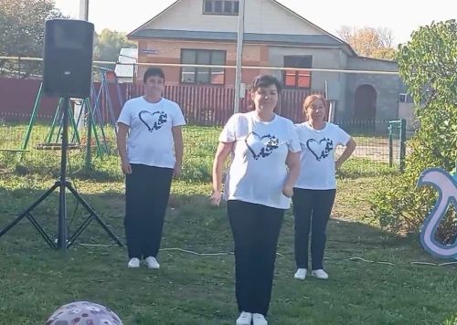 Творческие коллективы района поздравили пожилых людей в Янга-Юле