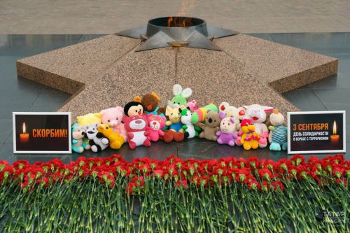 В Казани почтили память жертв терактов у Вечного огня в День солидарности