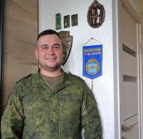 Старший лейтенант Рустем Зиатдинов командует в части, а дома слушается родителей