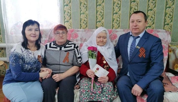 Октябрьский авыл җирлегендә тыл ветераннарына юбилей медальләре тапшырдылар