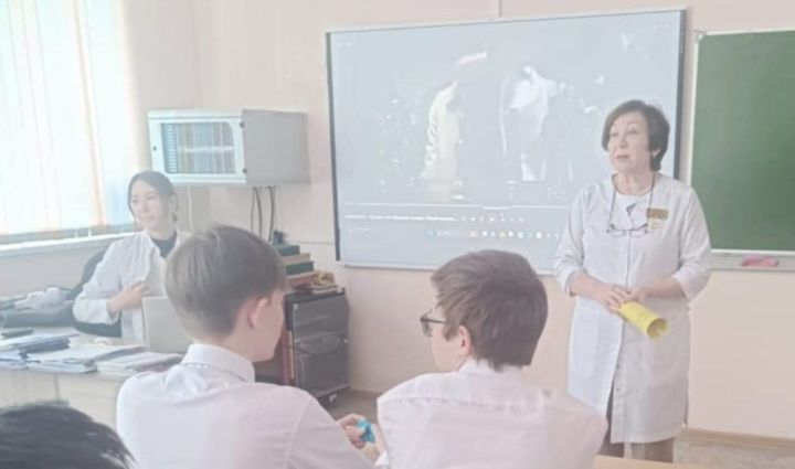 Гимназиядә табиблар белән очраштылар