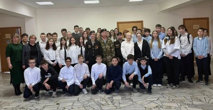 Урок мужества: морпехи встретились со школьниками в Набережных Морквашах