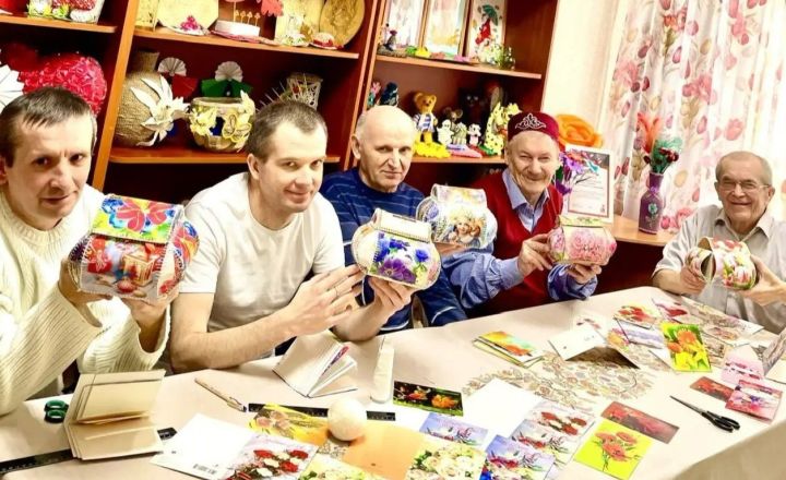 Мужчины в доме-интернате Верхнего Услона мастерят шкатулки для женщин к 8 Марта