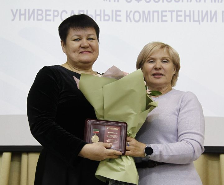 Знак отличия за труд: Лилия Хурматуллина получила высокую награду