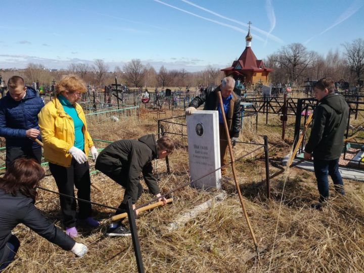 Верхнеуслонские волонтеры приняли участие в акции "Чистый обелиск"