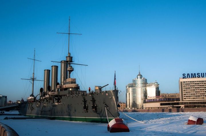 17 ноября в Санкт-Петербурге поставлен на вечную стоянку крейсер «Аврора»