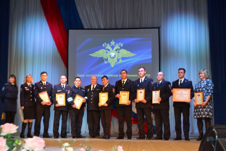 В свой профессиональный праздник Верхнеуслонским полицейским вручили Почетные грамоты и медали