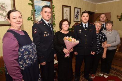 Сотрудники МВД Татарстана посетили мать Героя России Алексея Козина, который большую часть своего детства провел в Верхнеуслонском районе