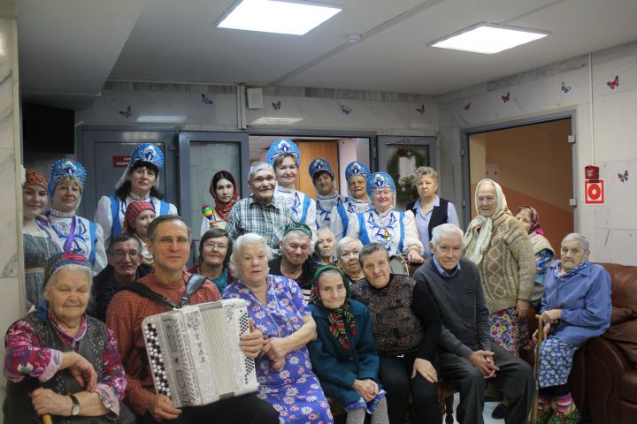 Верхнеуслонский Дом-интернат для престарелых и инвалидов посетил ансамбль "Калинушка"