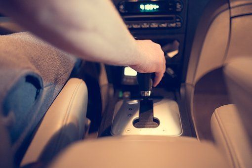 Почему нажимать на тормоз левой ногой опасно для водителя?