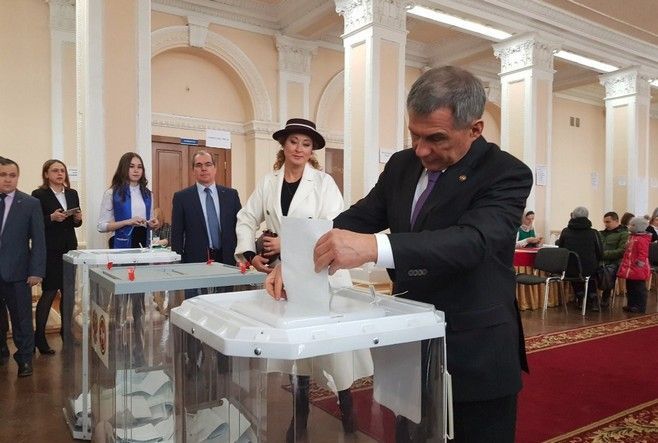 Рустам Минниханов с супругой проголосовали на выборах Президента России