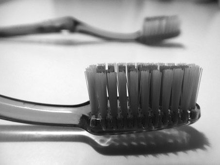 Почему не стоит выкидывать старые зубные щетки