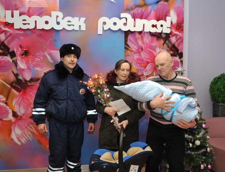 Сотрудники ГИБДД Татарстана передали детское автокресло для новорожденного, которому помогли появиться на свет