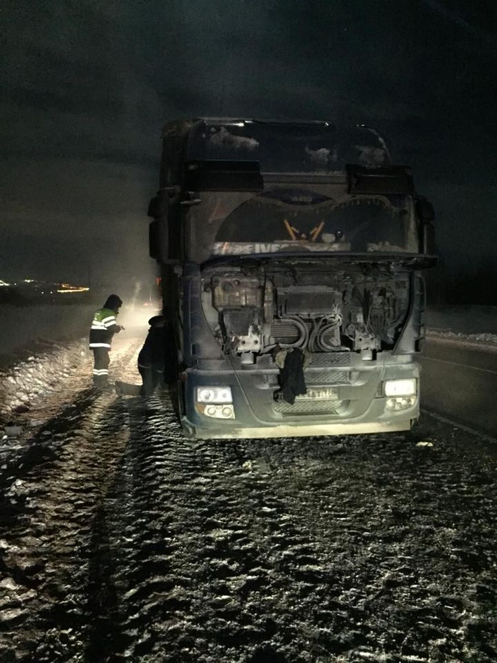 Татарстанские госавтоинспекторы потушили загоревшийся на дороге автомобиль