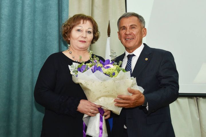 Рустам Минниханов вручил Государственные награды РТ работникам отрасли здравоохранения