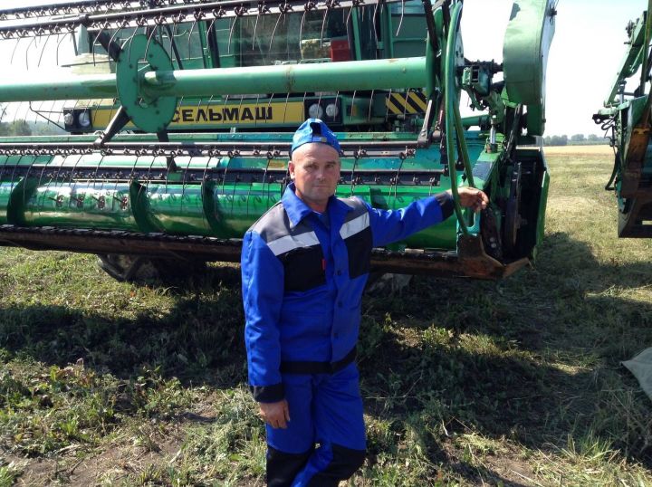 Механизатор из Ямбулатова Петр Коновалов гордится своей профессией