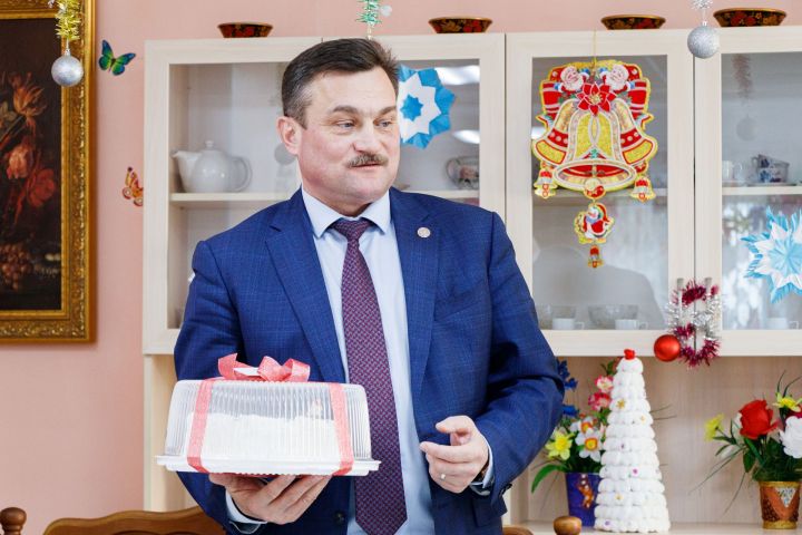 Марат Зиатдинов лично поздравил с Новым годом жителей Верхнеуслонского Дома-интерната