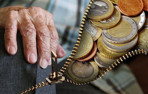 С пенсий россиян могут запретить взыскивать долги